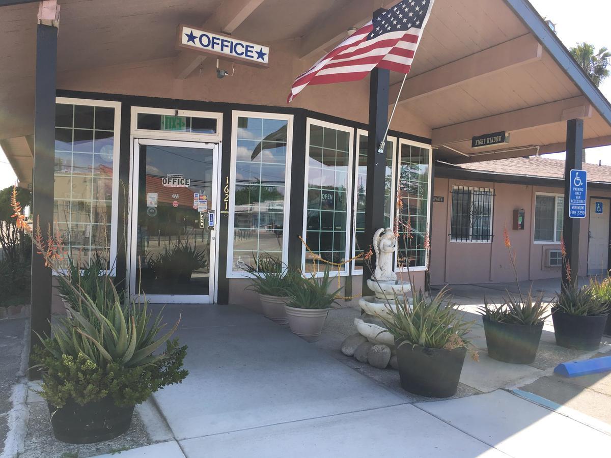 Maple Inn And Suites Los Banos Exterior foto