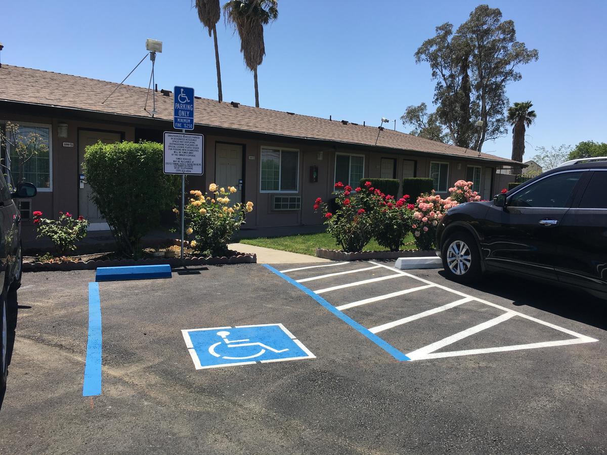Maple Inn And Suites Los Banos Exterior foto